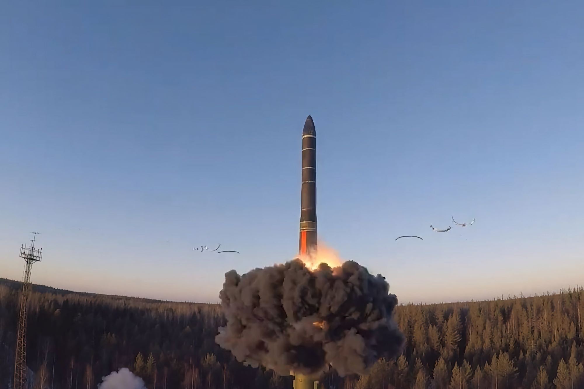 CNN: Podczas wizyty Bidena na Ukrainie Rosja próbowała przetestować rakietę balistyczną Sarmat, ale się nie udało