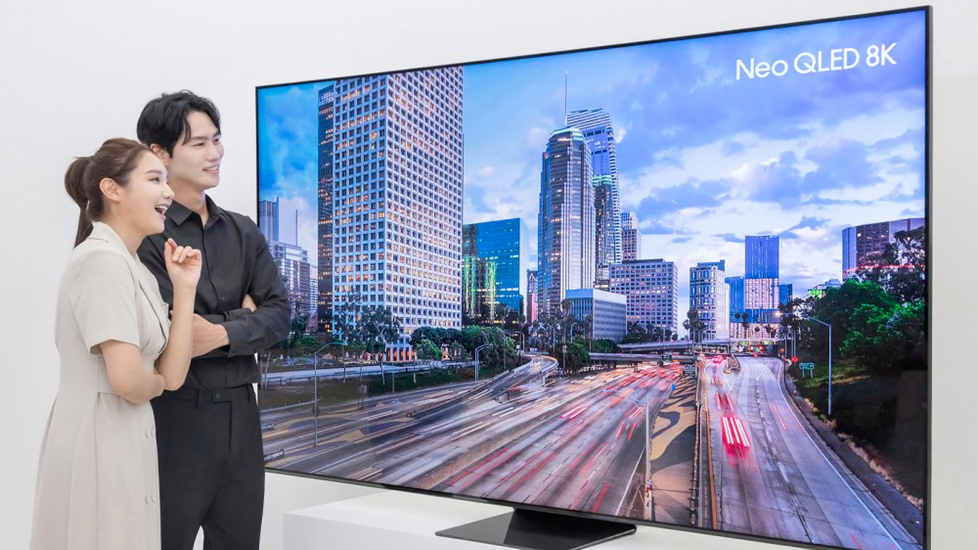 Samsung har avduket en 98-tommers 8K Neo QLED-TV med 120W-høyttalere til 39 000 dollar.