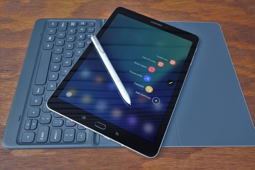 В сети появилось новое изображение планшета Galaxy Tab S4 с чехлом-клавиатурой и стилусом S Pen