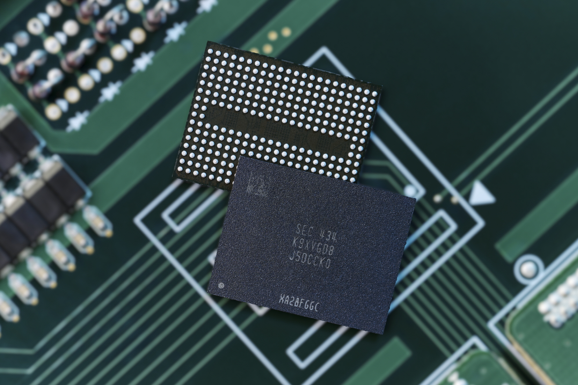 Samsung починає масове виробництво нової пам’яті QLC V-NAND 9-го покоління