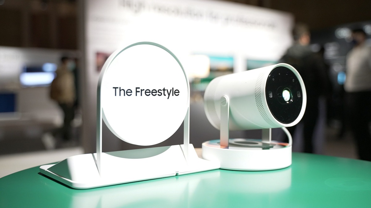 Le projecteur portable Samsung Freestyle Gen 2 avec télécommande SolarCell et Gaming Hub est disponible à la commande au prix de 800 $.