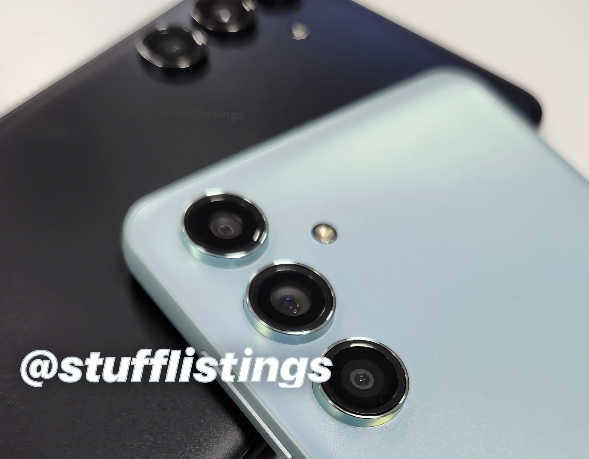 Samsung Galaxy M55 5G in due colori e con una tripla fotocamera è emerso in una foto