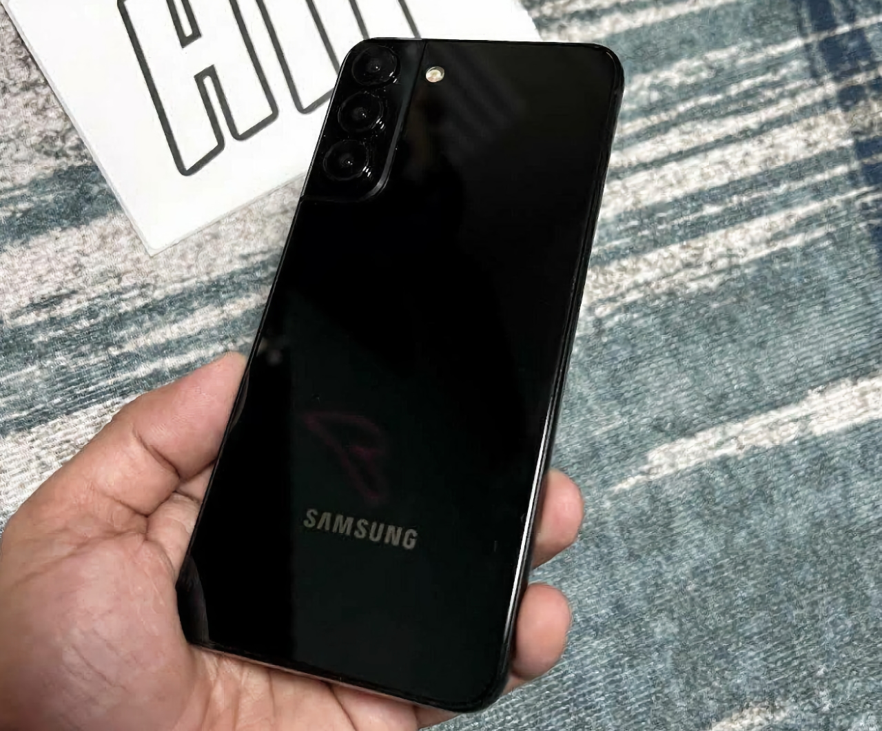 Samsung Galaxy S22 з'явився на «живій» фотографії: копія Galaxy S21 з глянсовою задньою панеллю