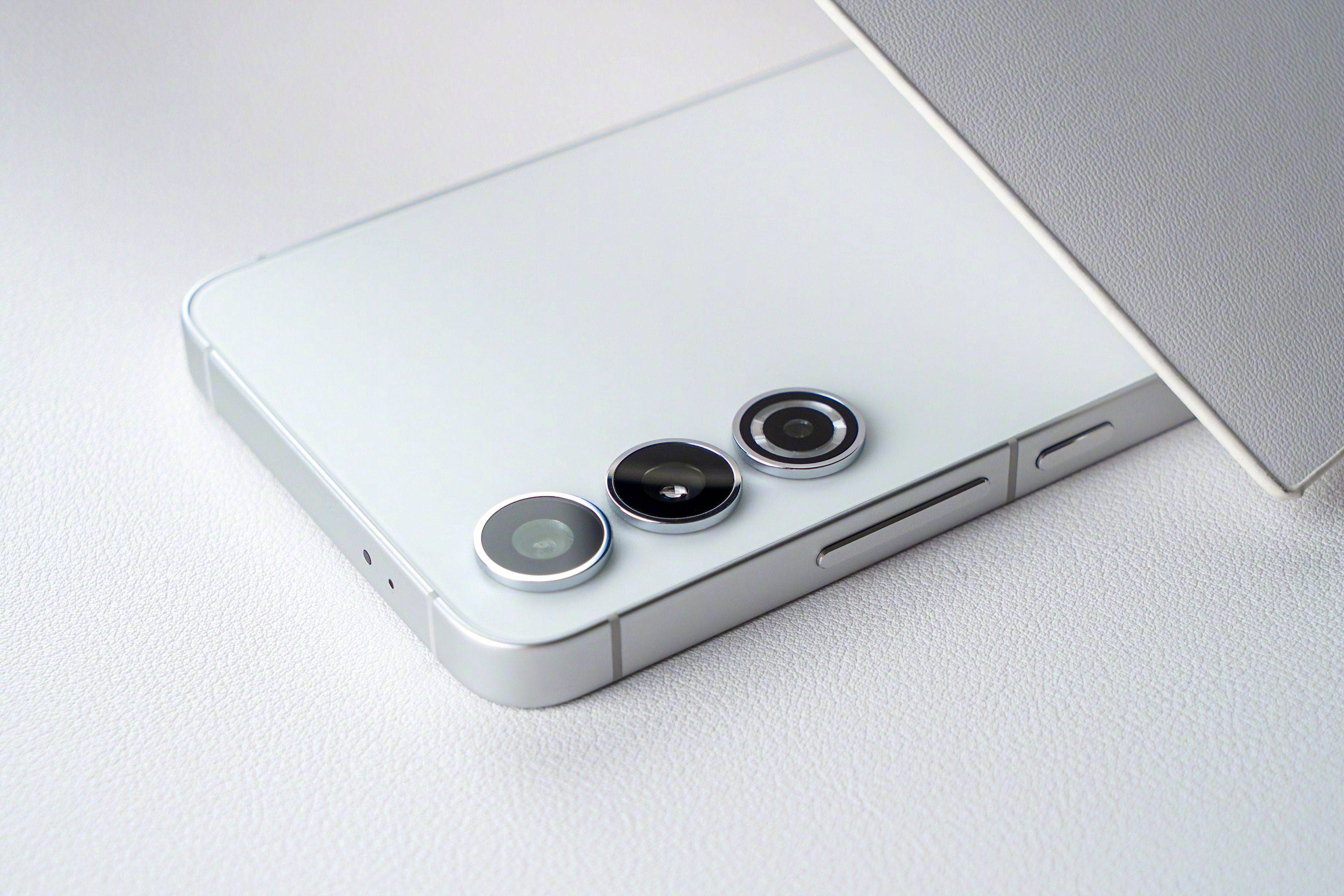 À la manière de l'iPhone : les Samsung Galaxy S24 et S24+ bénéficieront d'un nouveau design avec des bords latéraux plats.