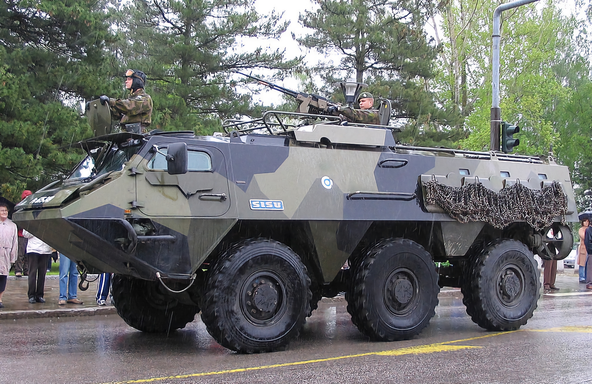 Los vehículos anfibios de transporte de personal Sisu XA-180 finlandeses son utilizados por las AFU en el frente