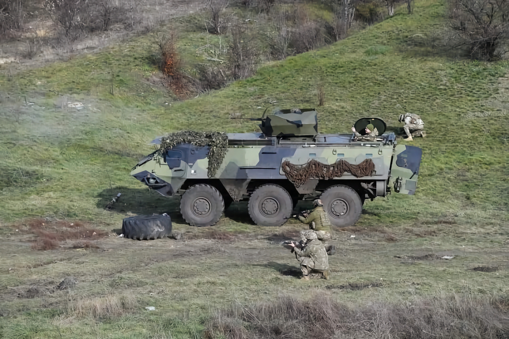 Die ukrainischen Marineinfanteristen verwenden finnische gepanzerte Mannschaftstransporter vom Typ Sisu XA-180, die über 6×6 Räder verfügen, eine Reichweite von bis zu 800 km haben und schwimmen können.