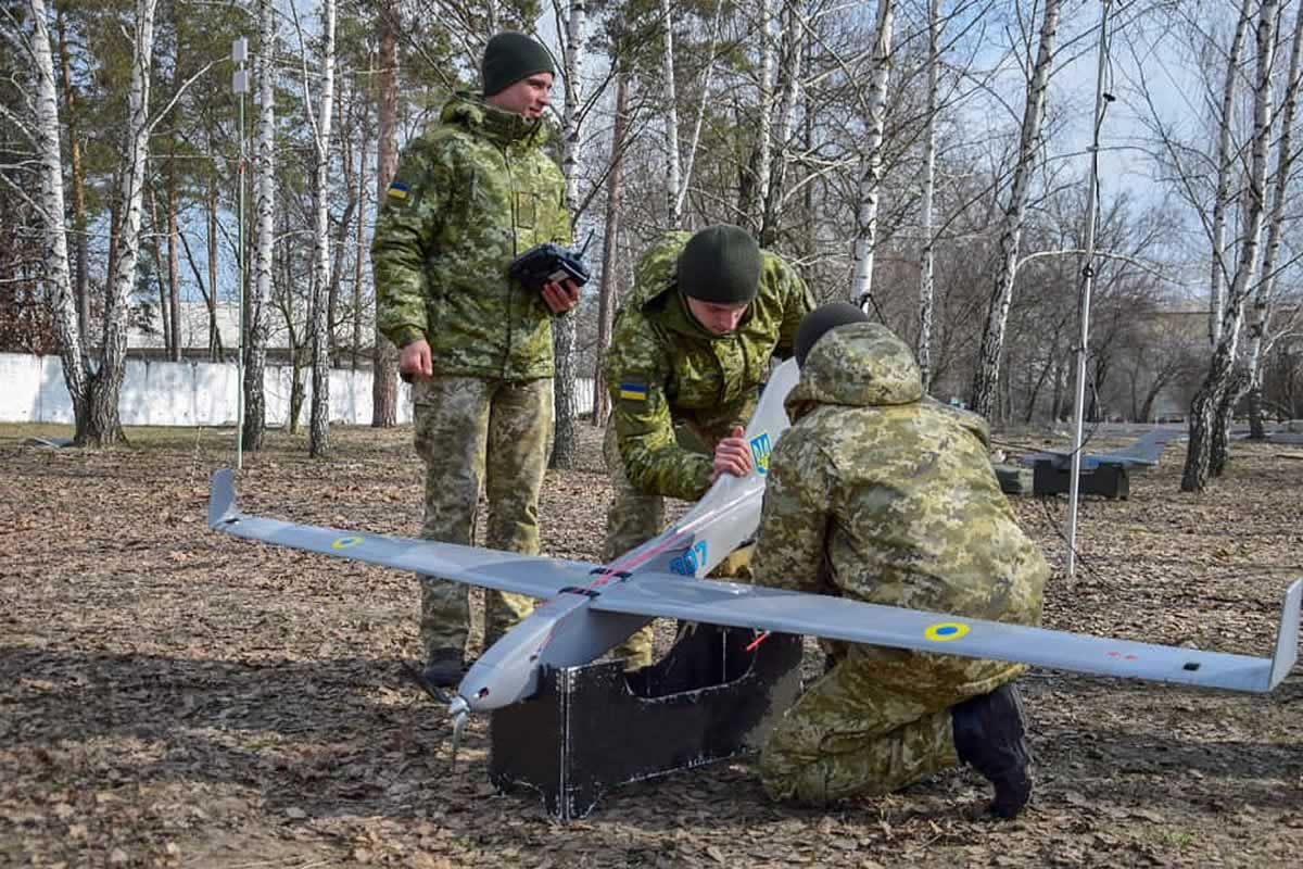 "Test drive di combattimento": i cannonieri ucraini che utilizzano gli UAV Spectator hanno distrutto l'equipaggiamento nemico (video)