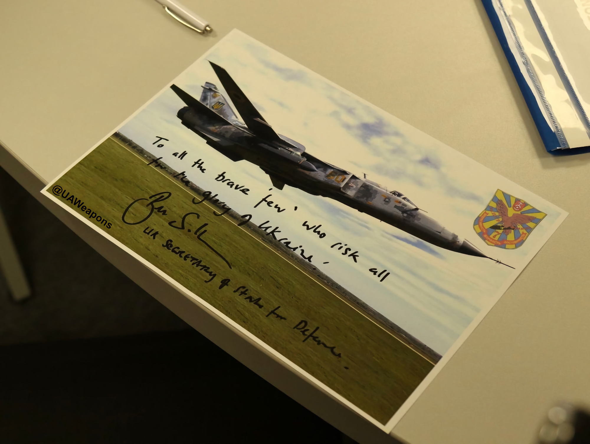 Ukraiński minister obrony pokazuje zdjęcie bombowca Su-24 z pociskiem manewrującym Storm Shadow