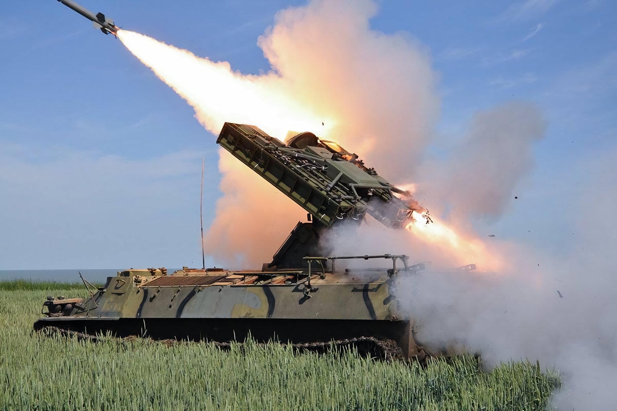Le forze armate dell'Ucraina con l'aiuto del sistema missilistico antiaereo "Strela-10" hanno abbattuto un UAV da ricognizione compatto dei Rashists
