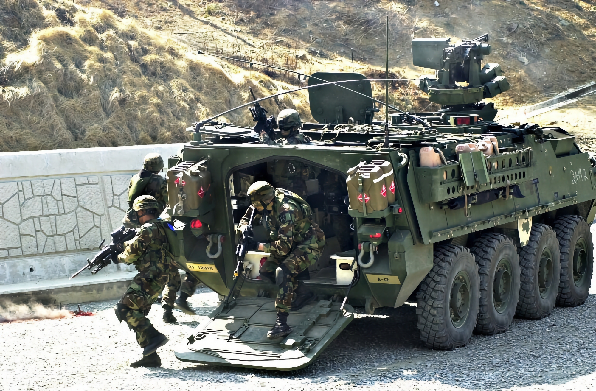 Militares ucranianos se entrenan con vehículos de combate de infantería Stryker de EE.UU.