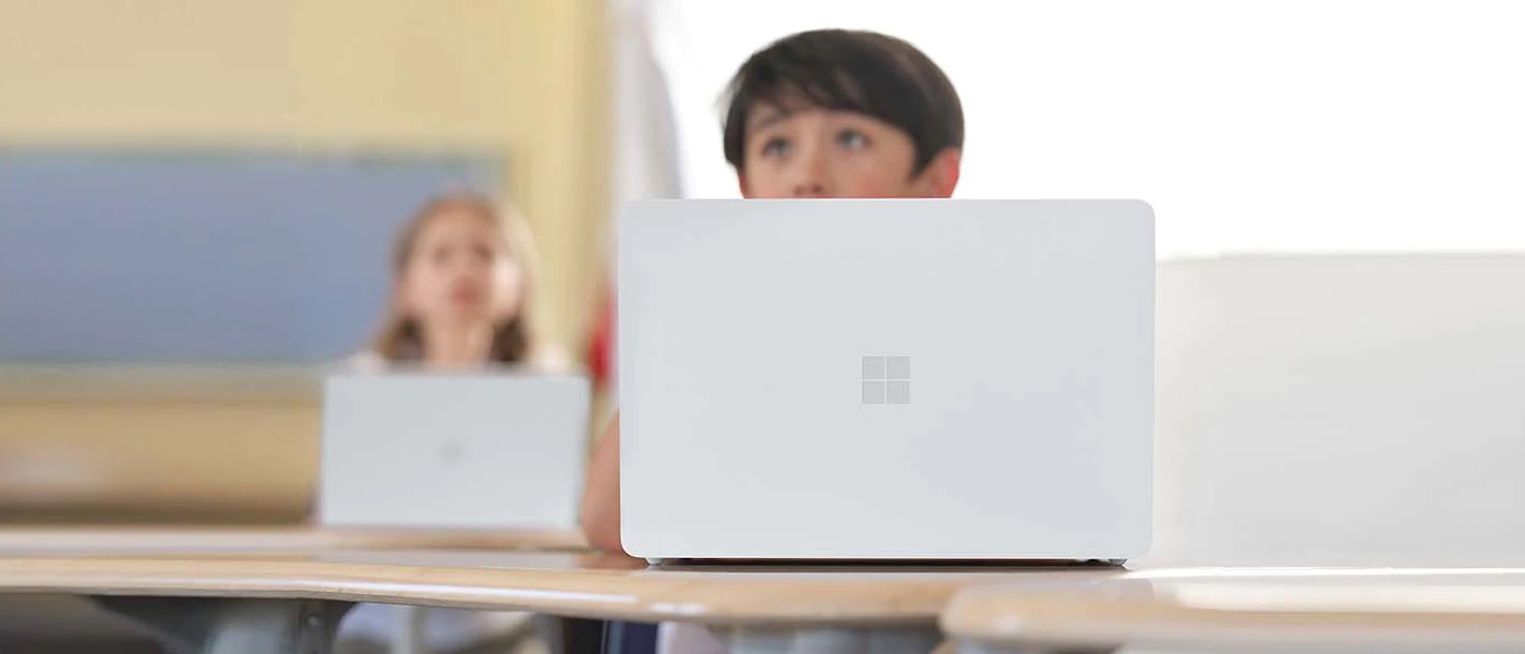 Surface Laptop SE : le premier ordinateur portable Windows 11 SE de  Microsoft et le modèle le moins cher de la gamme Surface