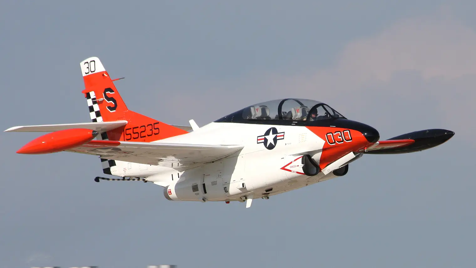 Колишній пілот Корпусу морської піхоти США хотів продати Китаю літак T-2 Buckeye