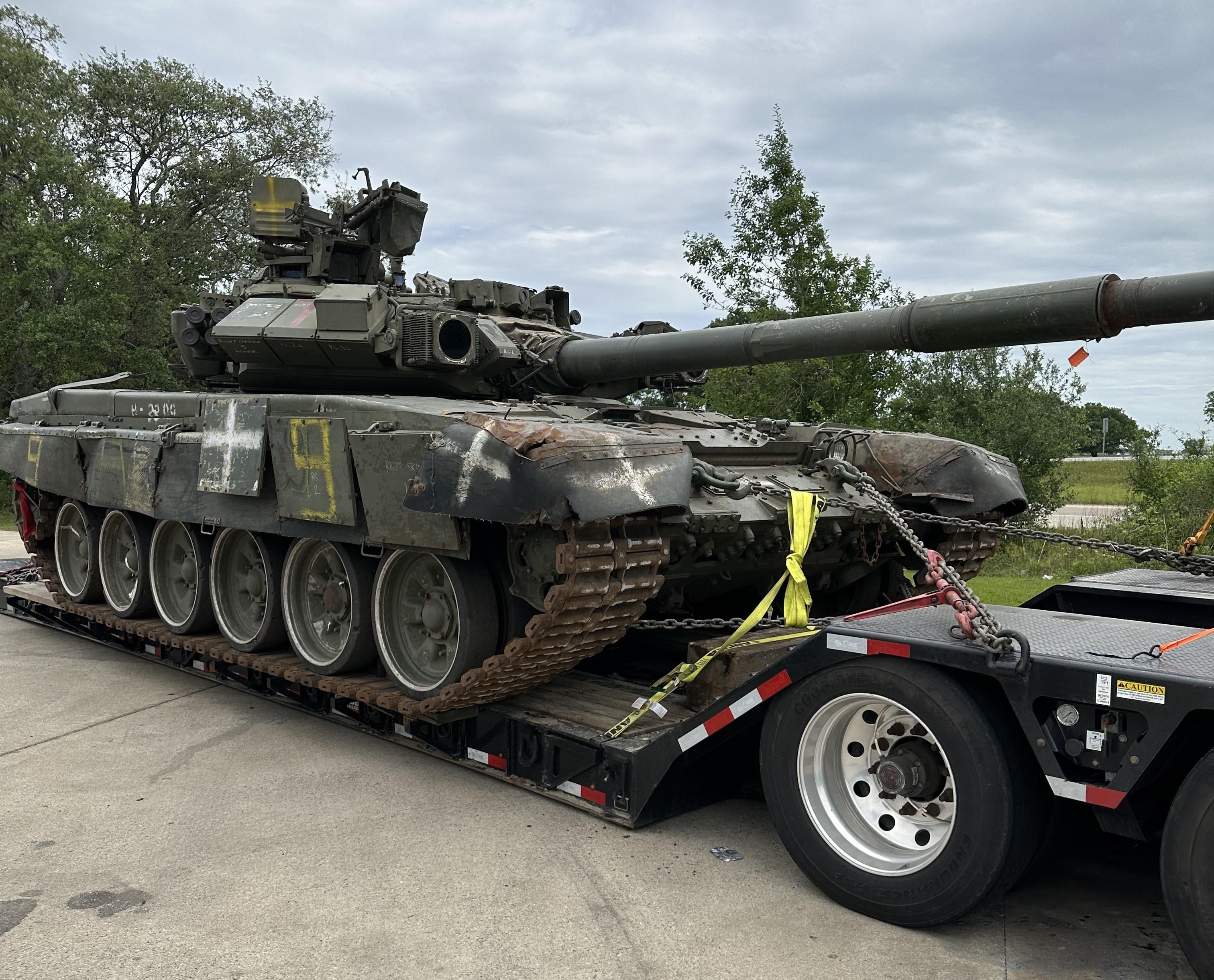 Ein hochmoderner russischer T-90A-Panzer wird in die USA gebracht; er wurde letztes Jahr von der AFU beschlagnahmt