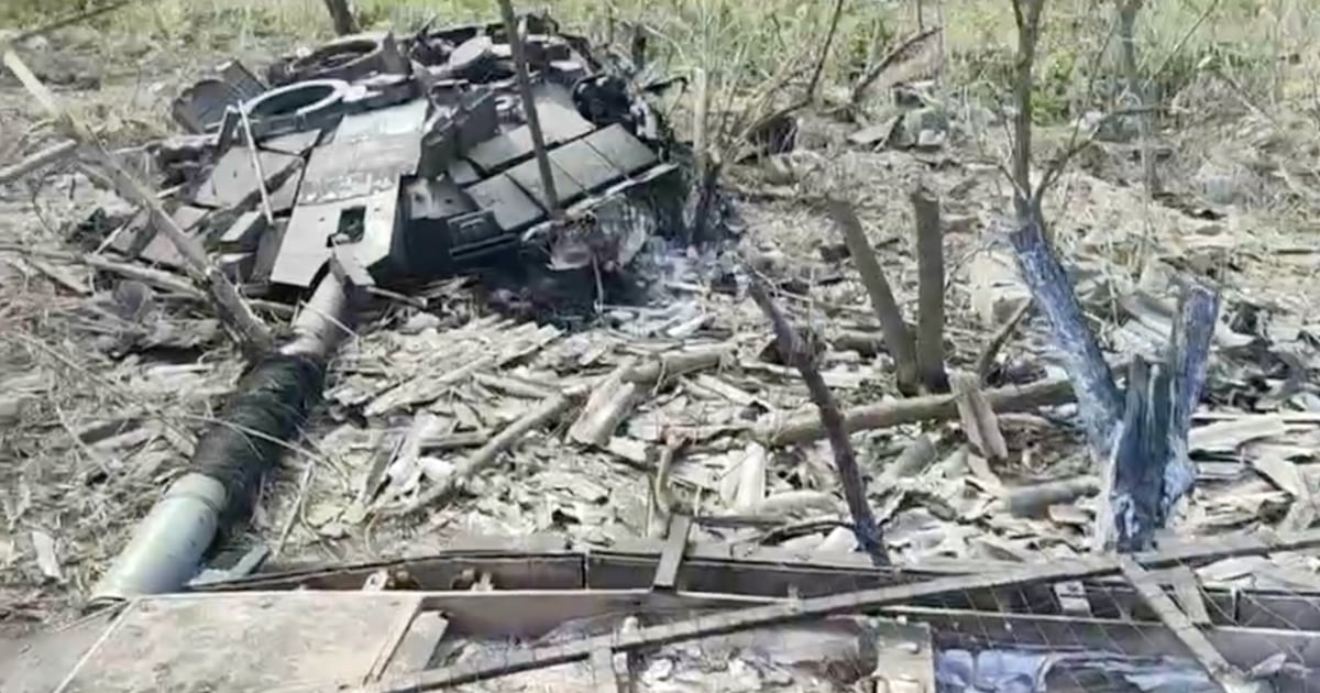 "Keine Werkzeuge, keine Wärmebildgeräte": Ein russischer Panzerfahrer zeigt auf einem Video seinen T-90M Proryv-Panzer, der von einer ukrainischen Baba-Yaga-Drohne zerstört wurde