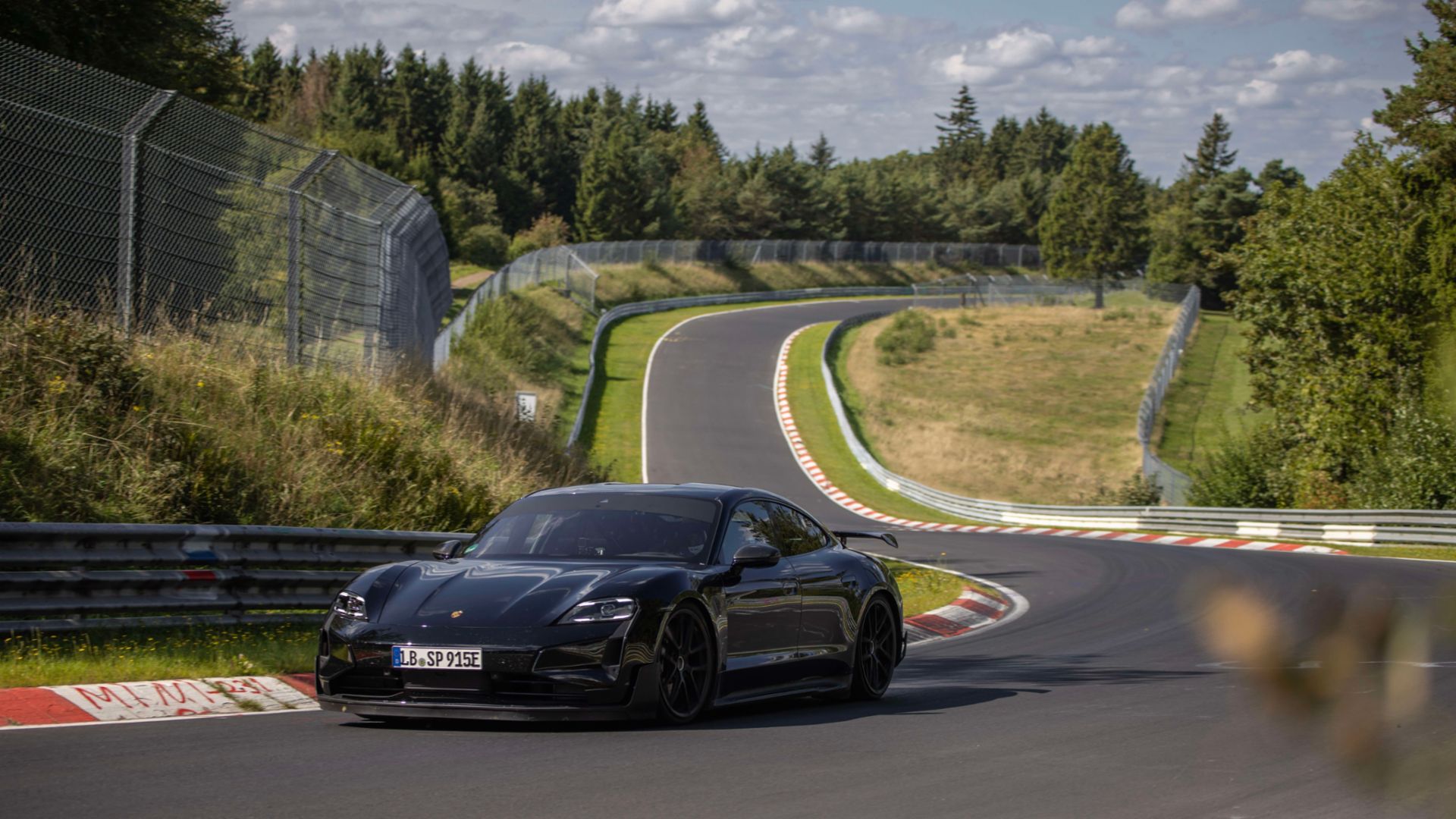 18 Sekunden schneller als das Tesla Model S Plaid: Porsche testet den Elektro-Sportwagen Taycan Turbo GT auf dem Nürburgring