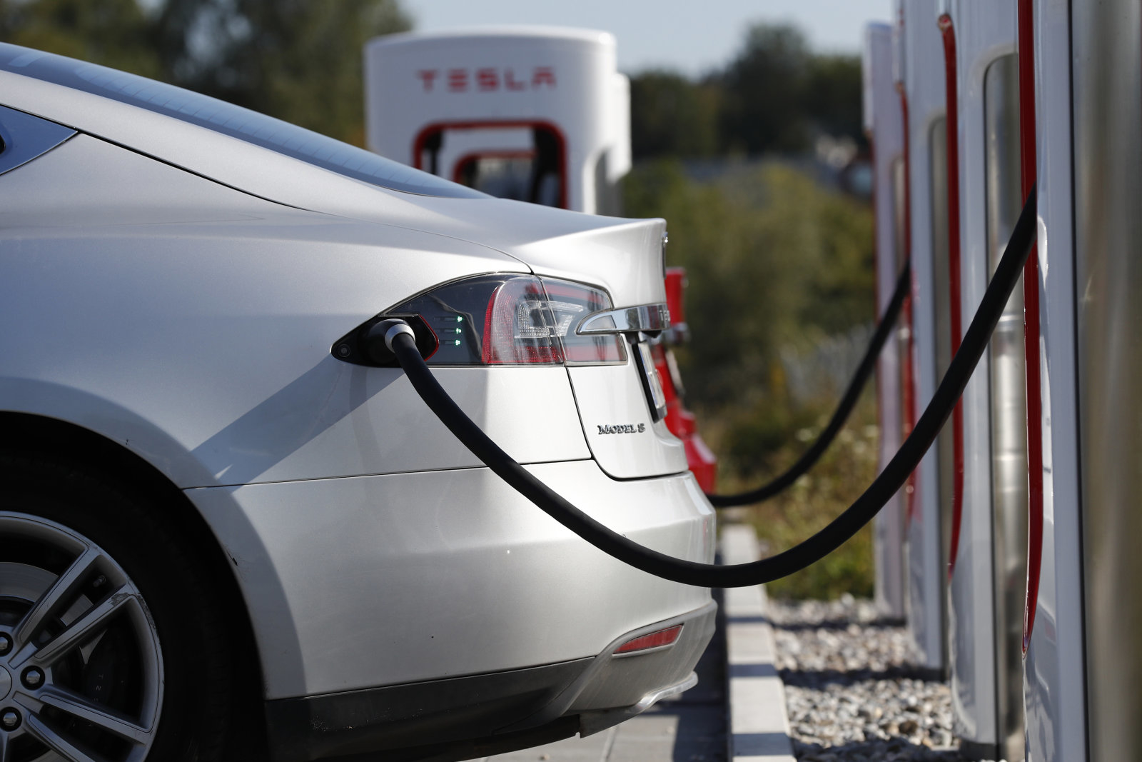 Siguiendo el ejemplo de Apple: Tesla retiró el cargador de la entrega de sus coches eléctricos