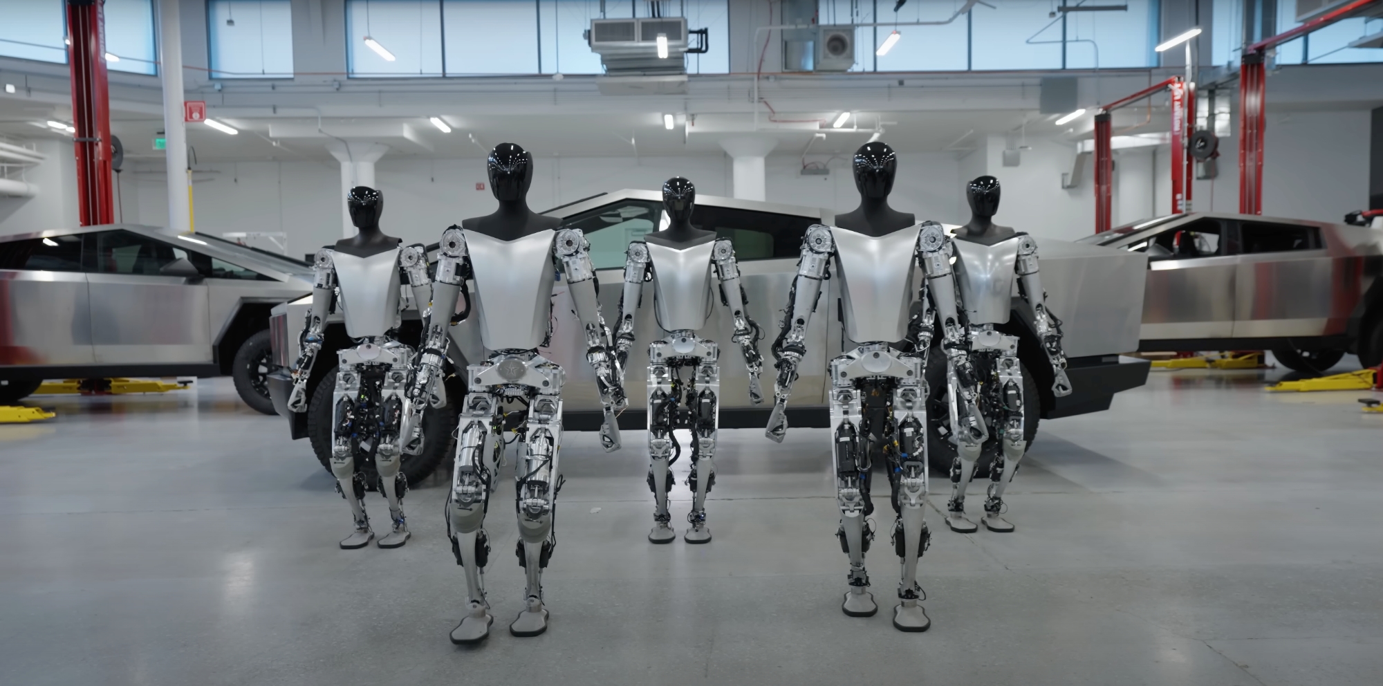 "Przyjazny" humanoid Tesla Bot uczy się chodzić i podnosić przedmioty rękami (wideo)