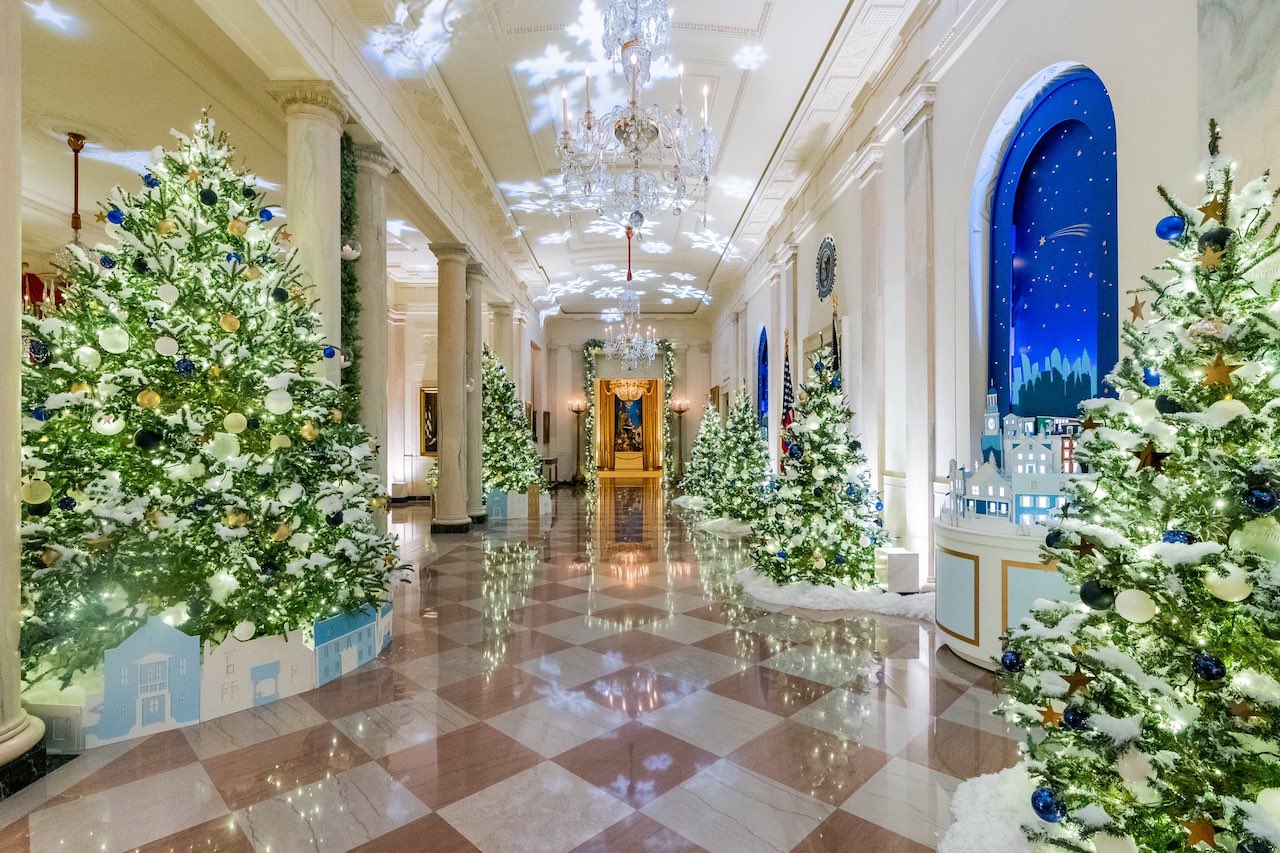Google Street View now displays Christmas decorations inside the White House