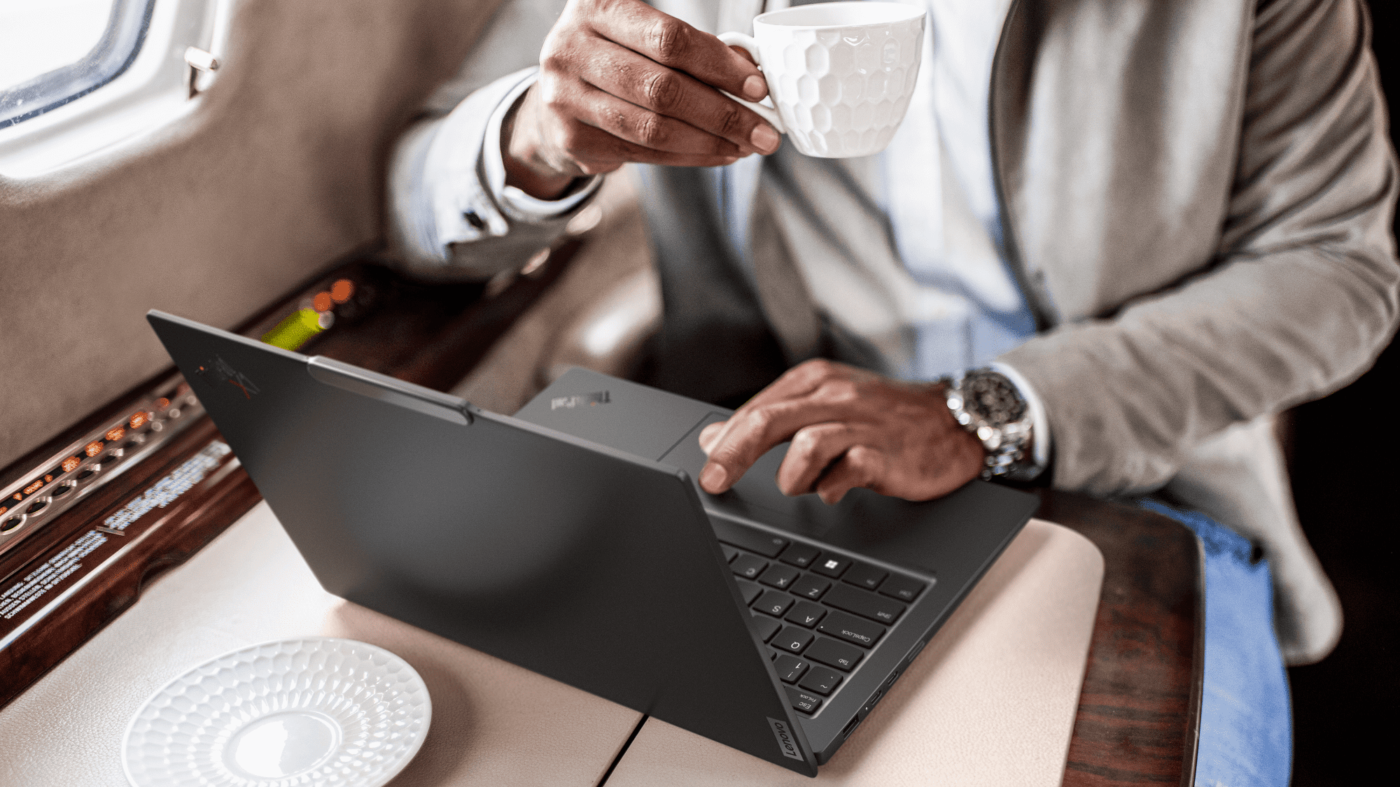 Lenovo ha presentato il laptop ThinkPad X1 Carbon Gen 12 con chip Meteor Lake al prezzo di 2989 dollari.