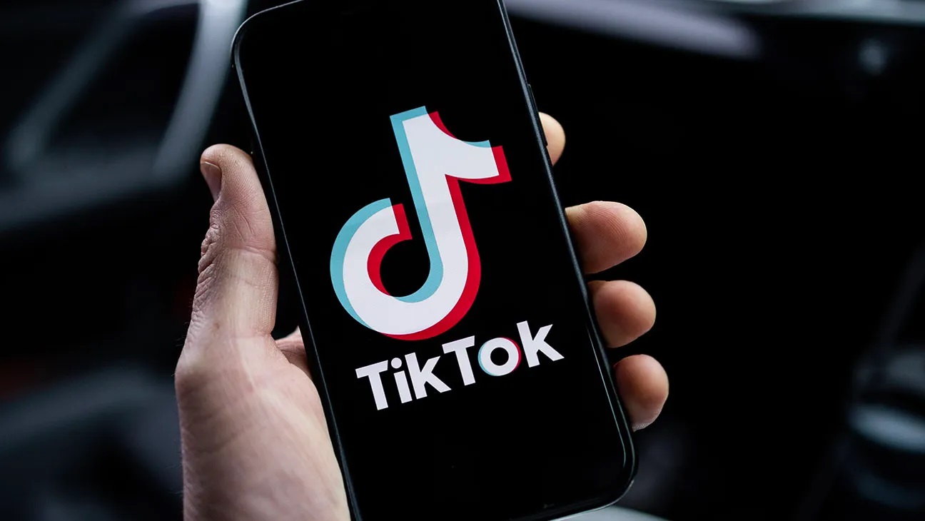 TikTok updates messenger: group chats and custom stickers