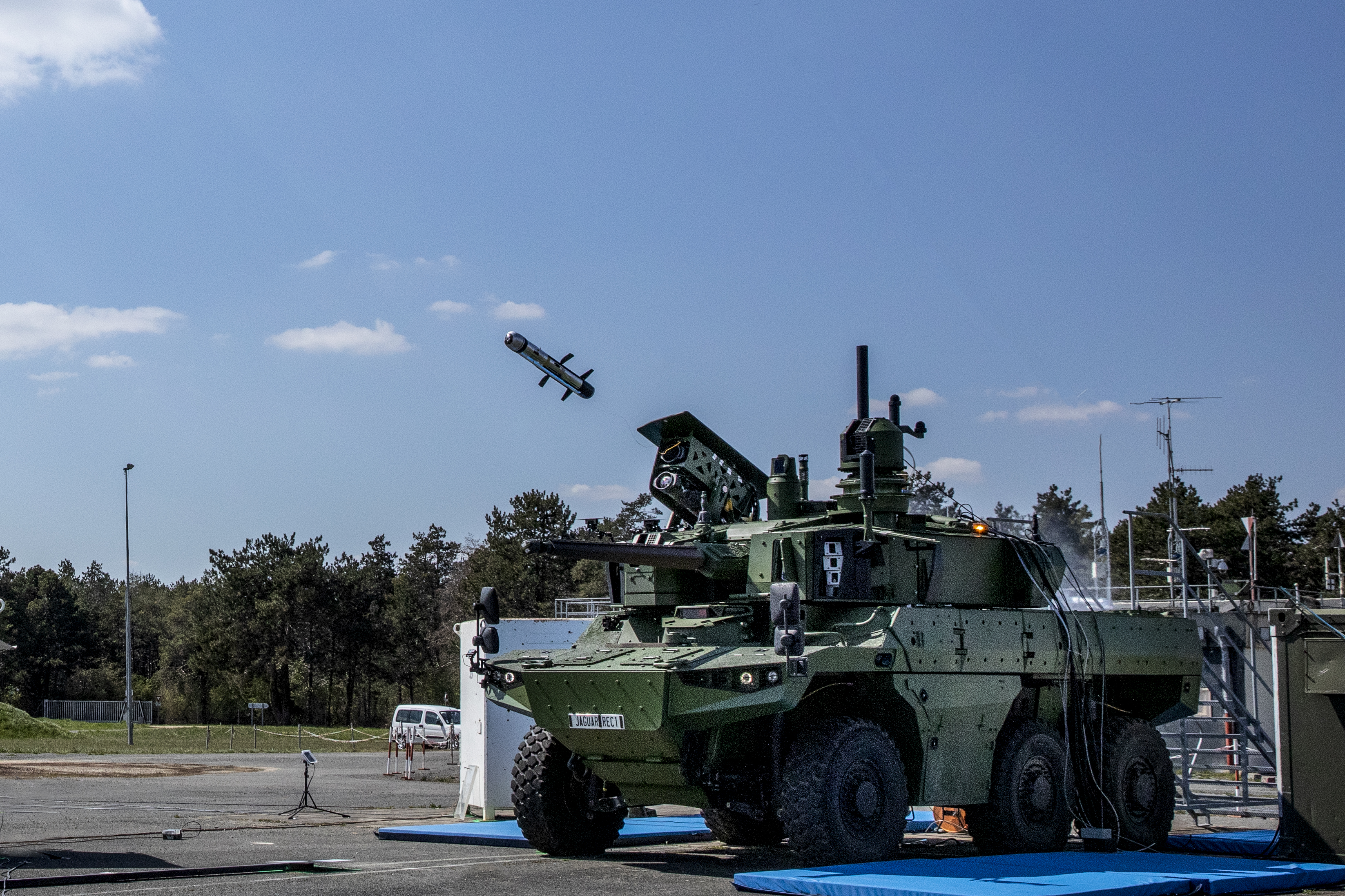 Nexter presenta el vehículo blindado Jaguar con misil guiado Akeron MMP que sustituirá a los AMX-10RC, ERC-90 y VAB