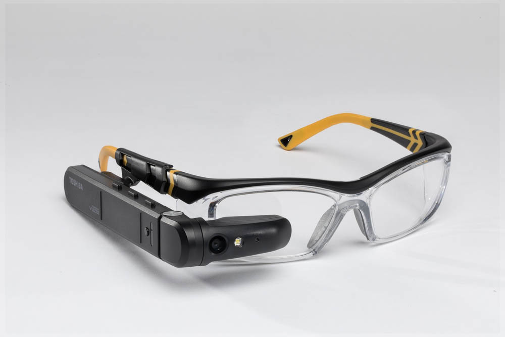 Toshiba introduced "smart" dynaEdge glasses with built-in Windows 10