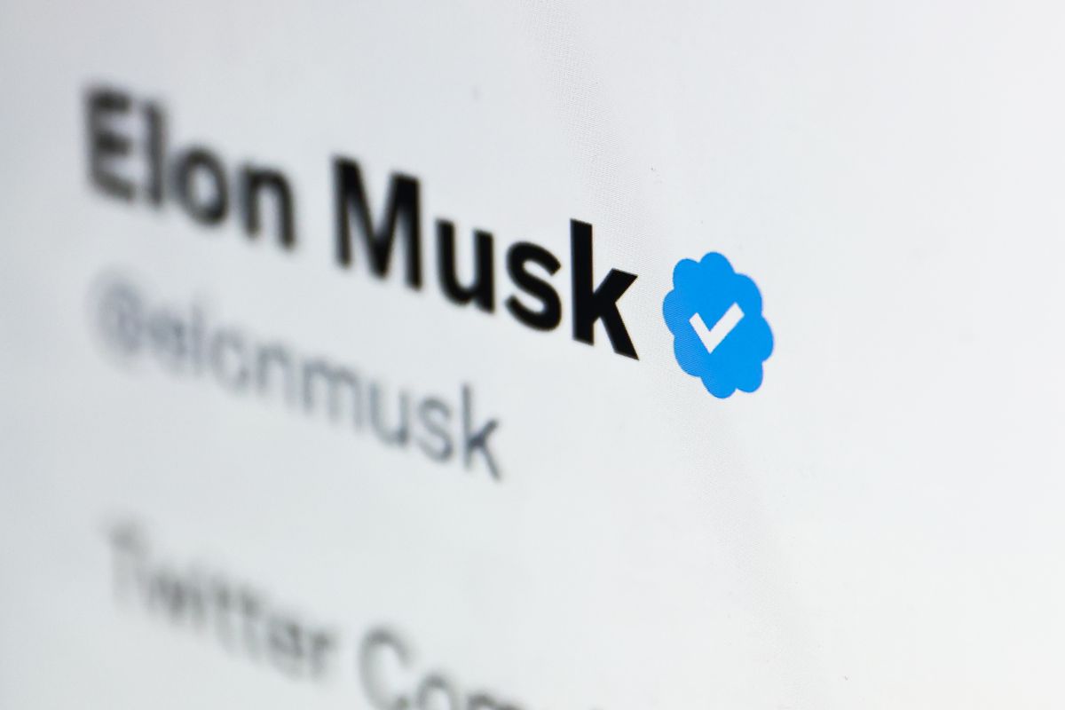 Twitter distribue des "tics bleus" à tout le monde pour 8 dollars : De fausses célébrités ont "pris le contrôle" du réseau social, même Musk a été "piraté".