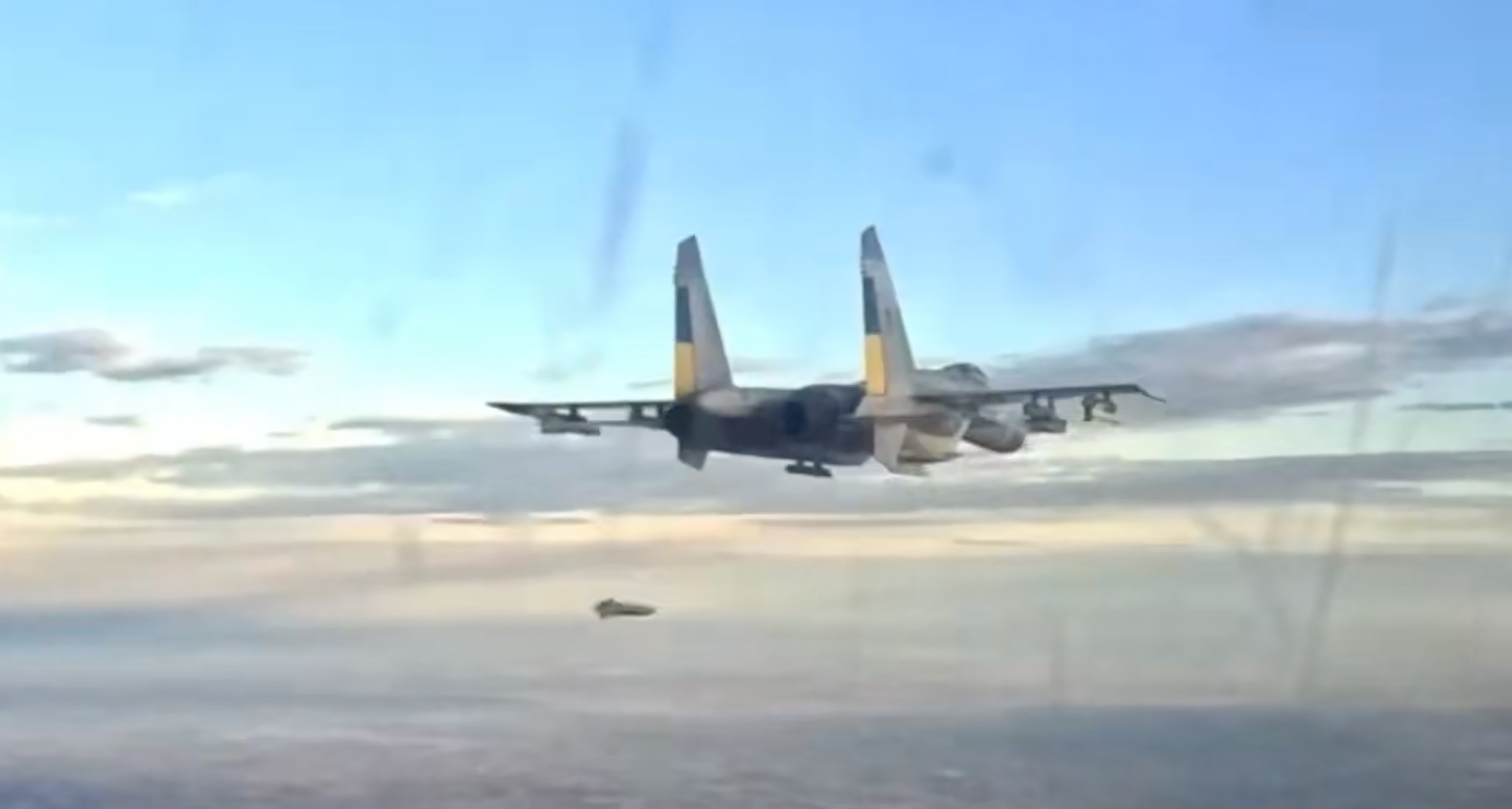 Des images uniques : Des chasseurs ukrainiens Su-27 lancent des bombes françaises AASM-250 Hammer et des missiles américains AGM-88 HARMS.