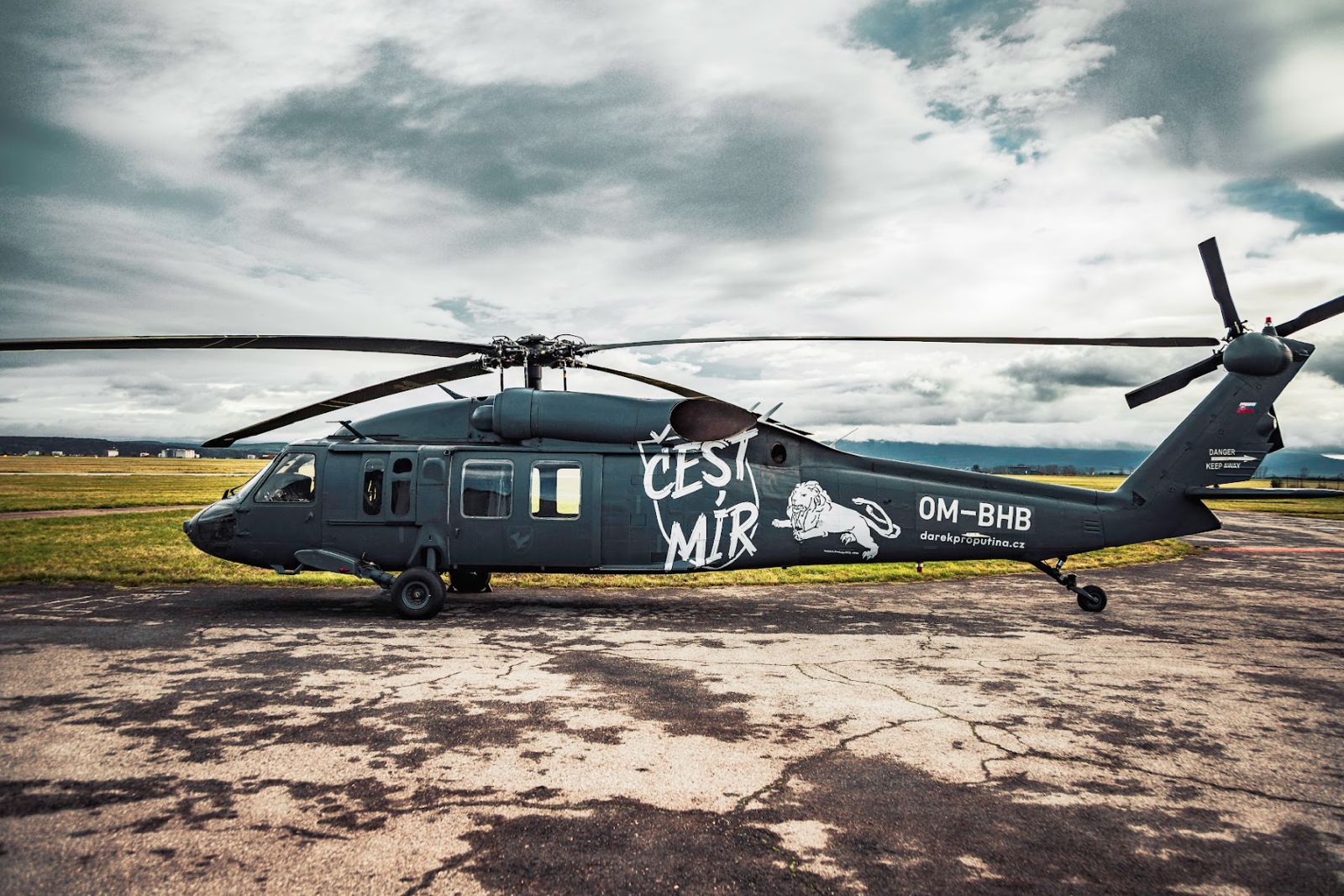 Checos y eslovacos recaudan 4,3 millones de euros para un helicóptero UH-60 Black Hawk destinado a la inteligencia ucraniana