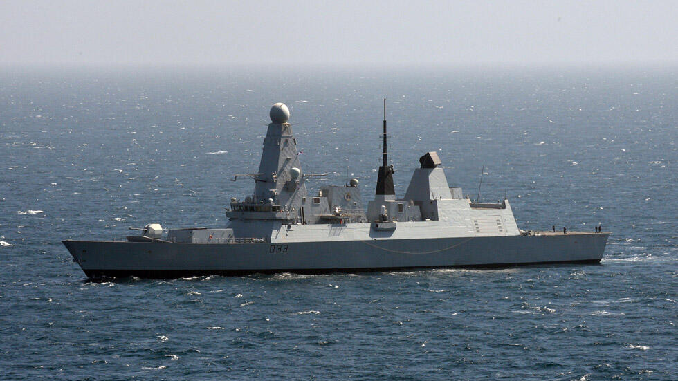 Gemoderniseerde destroyer HMS Dauntless vaart naar het Caribisch gebied om nieuwe motoren te testen in warme wateren.