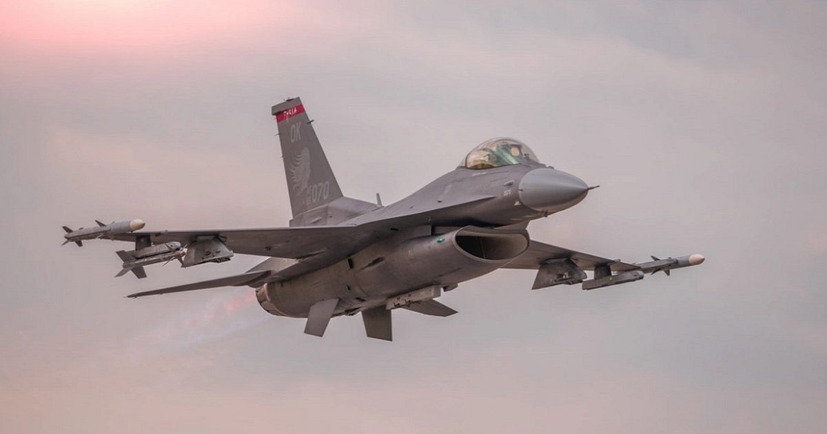 Il pilota di un F-16CM aziona gli interruttori, si eietta e fa precipitare un caccia da 27 milioni di dollari