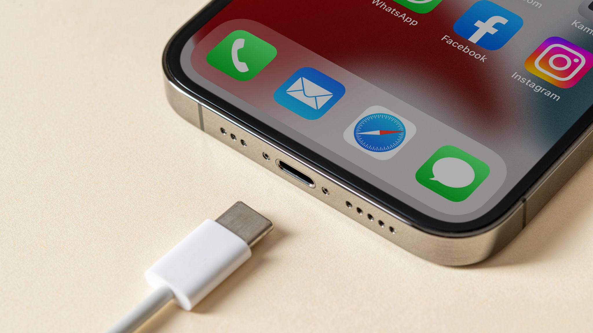 iPhone 15: Falsches USB-C-Ladegerät kann euer iPhone ruinieren - Business  Insider