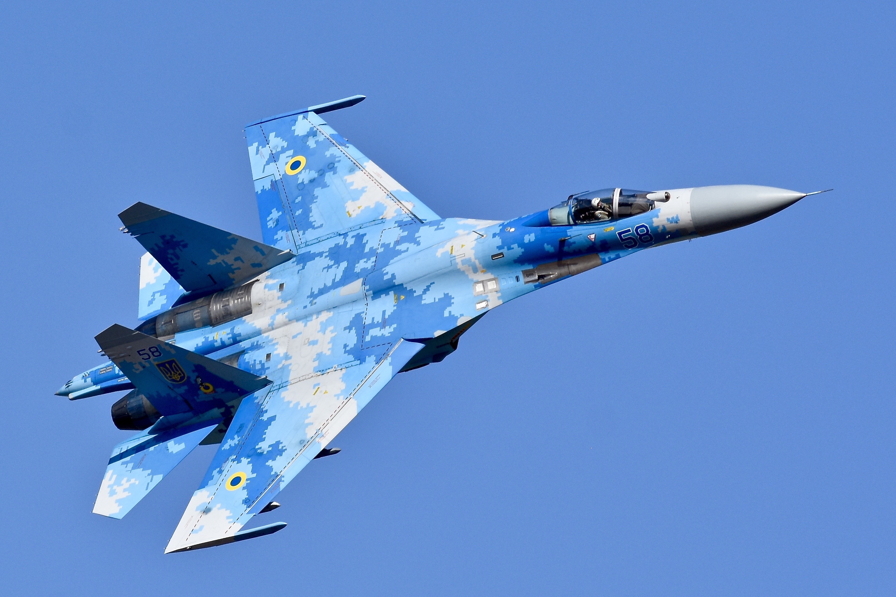 Il caccia ucraino Su-27 ha distrutto il missile da crociera russo (video)