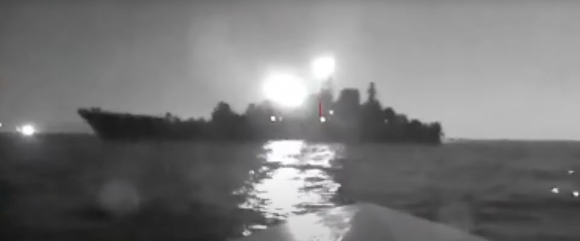 В інтернеті з'явилося відео з морського безпілотника, який атакував великий російський десантний корабель "Оленегорский горняк"