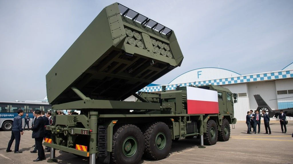 La Polonia mostra per la prima volta i sistemi missilistici K239 Chunmoo della Corea del Sud sul telaio polacco Jelcz 8x8