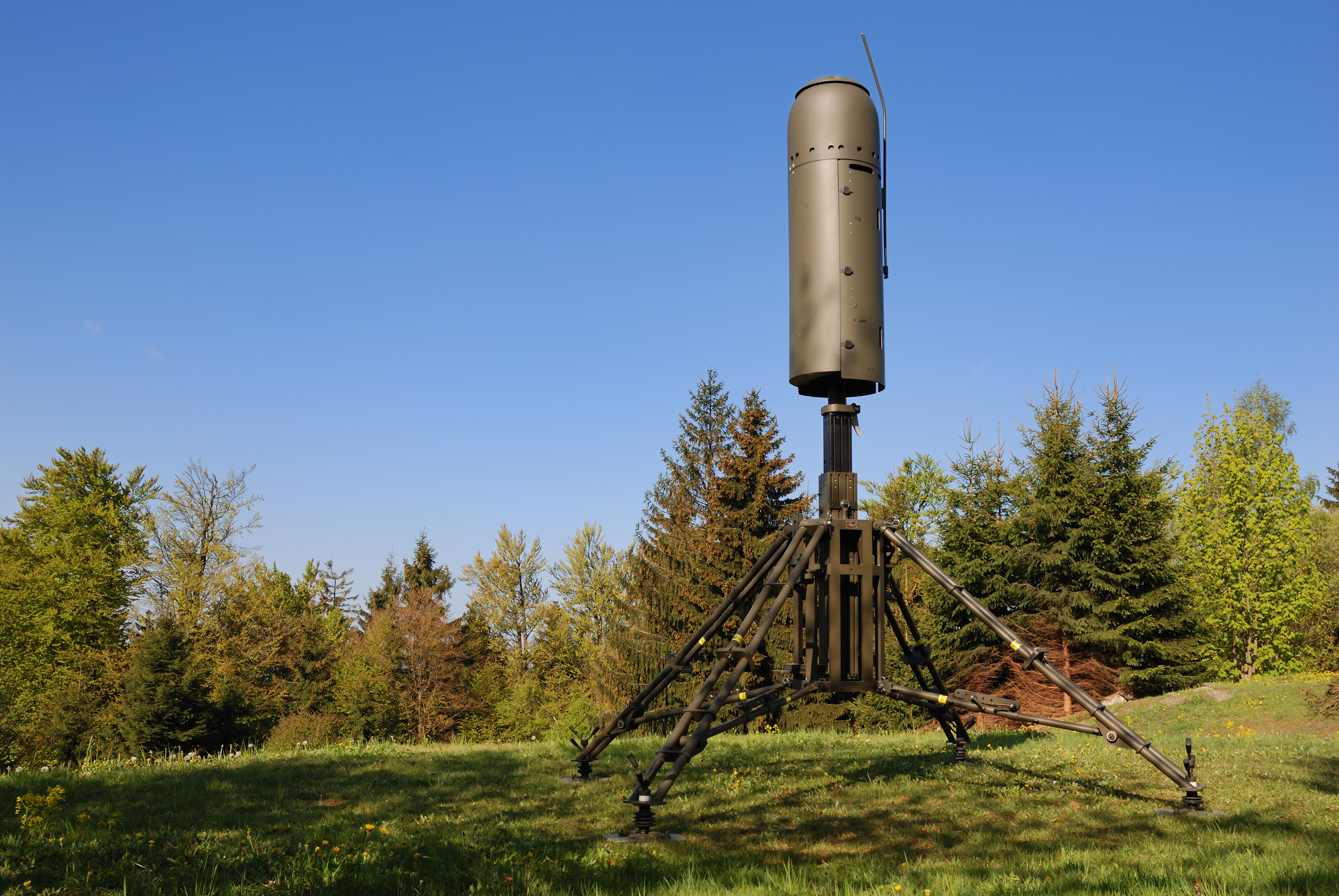 Nederland heeft VERA-NG radarstations overgedragen aan de AFU, die tot 200 doelen kunnen volgen op een afstand tot 400 kilometer.