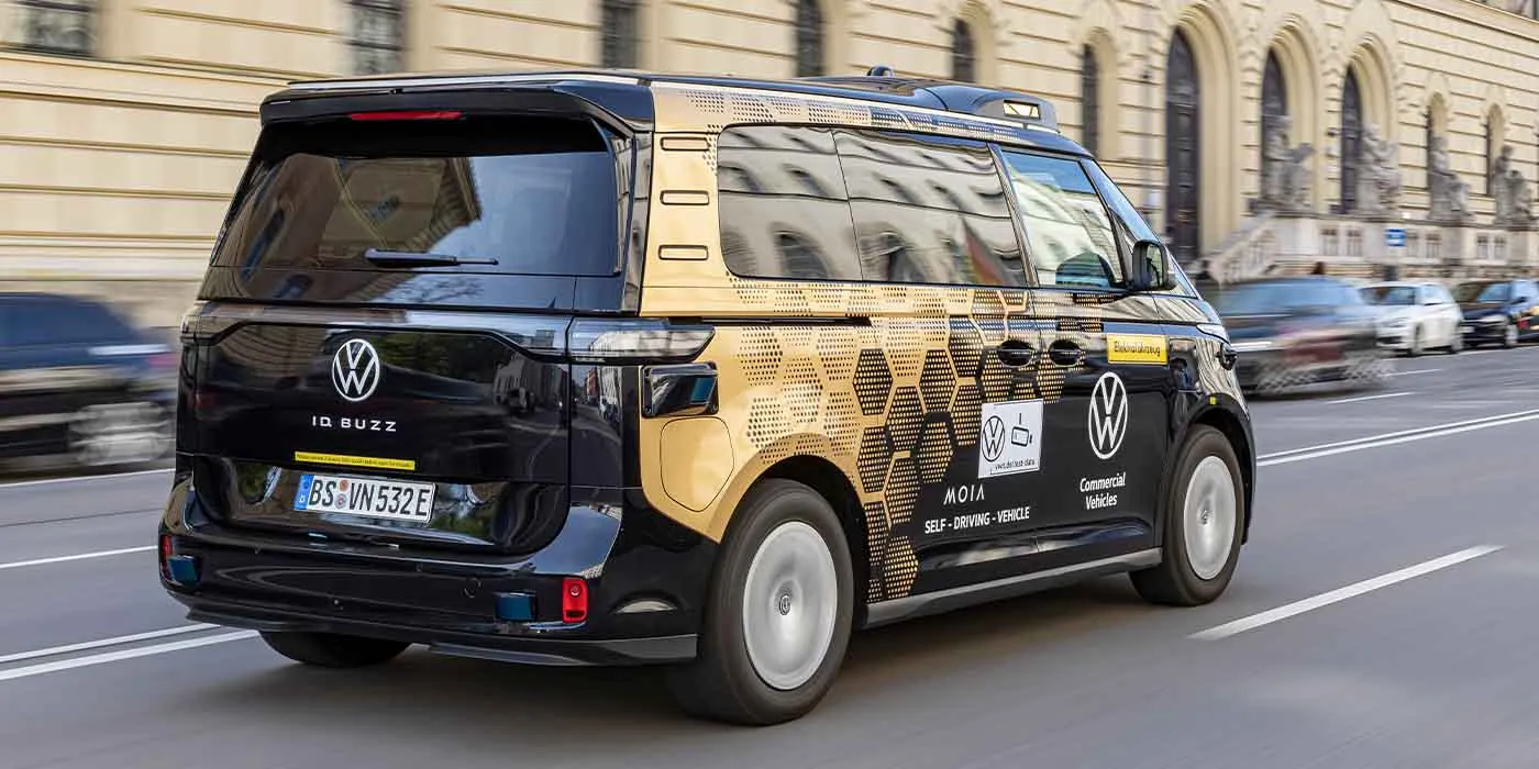 De ID.Buzz autonome elektrische voertuigen van Volkswagen gaan passagiers vervoeren in Duitsland