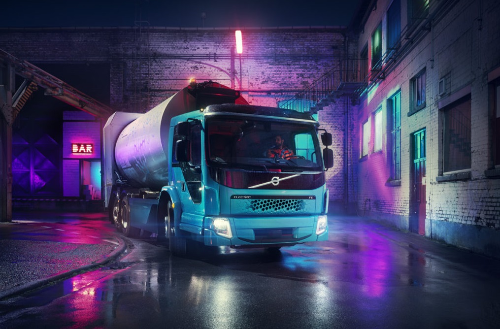 Volvo FE Electric: a stylish electric garbage truck with a power reserve of 200 km and a power of 354 hp.