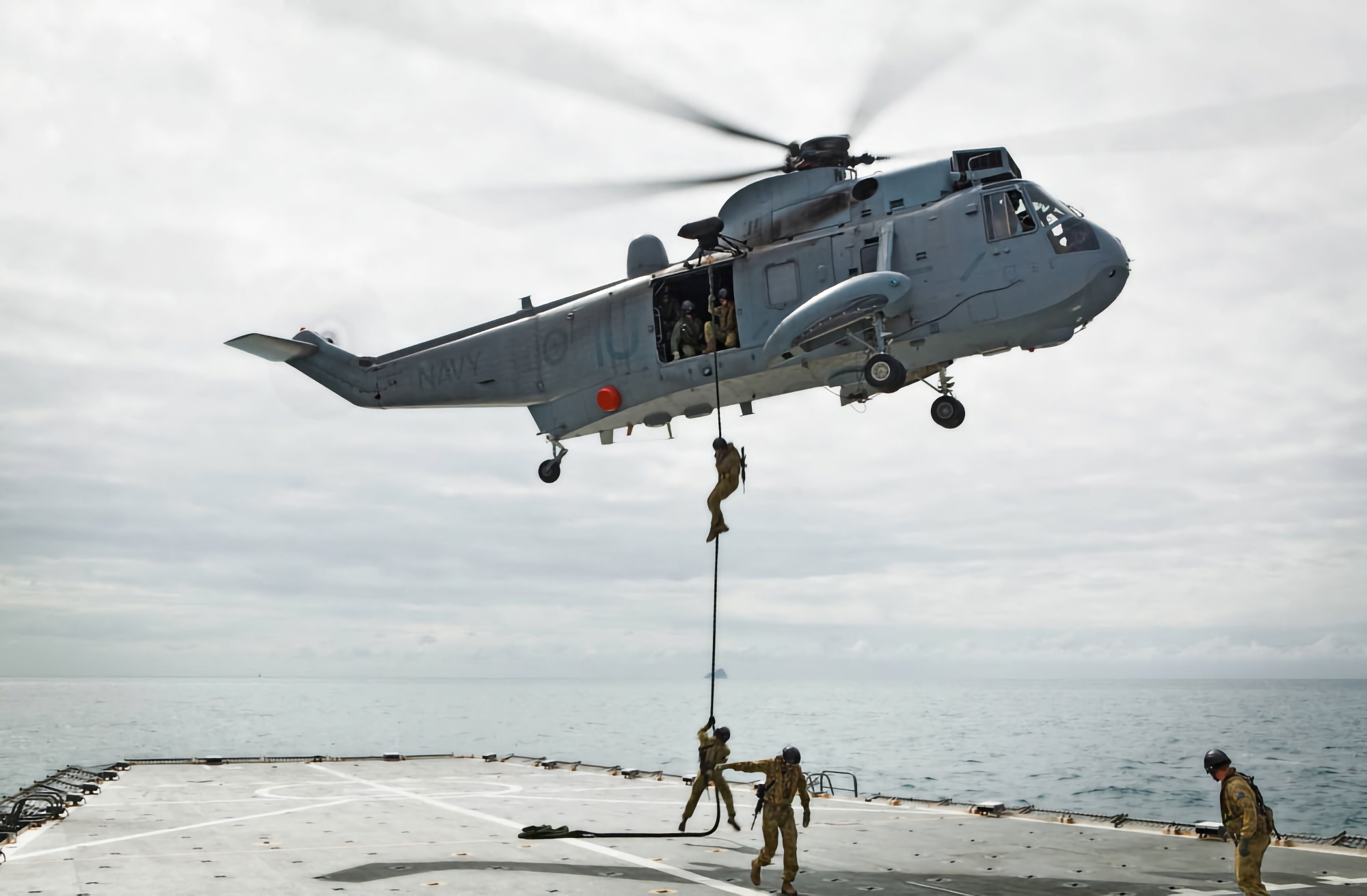 La Gran Bretagna regala all'Ucraina tre elicotteri Sikorsky S-61 Sea King da utilizzare per le missioni di ricerca e soccorso