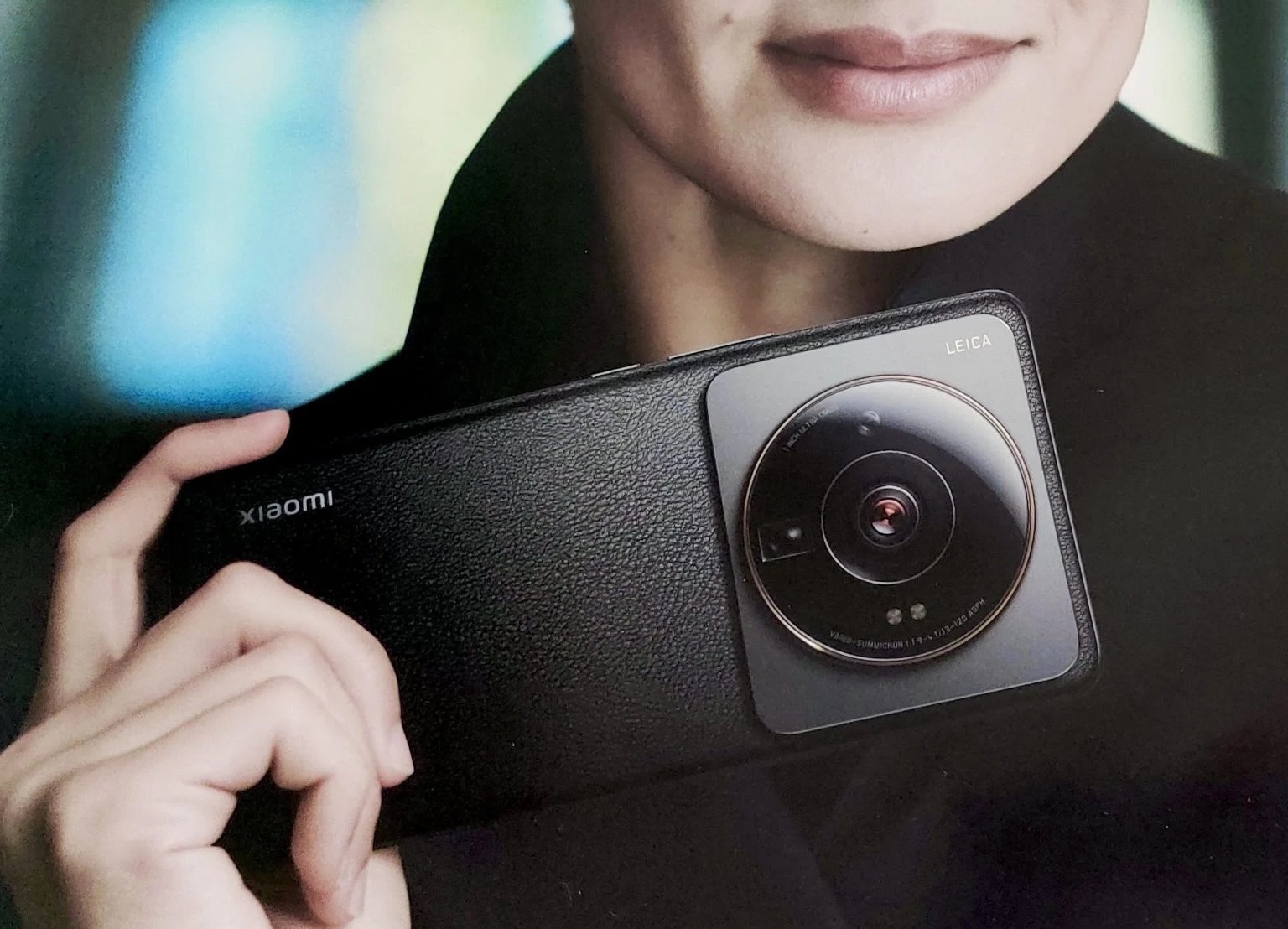Xiaomi 12S Ultra auf einem Werbeplakat am Vorabend seiner Premiere: Leder-Panel und massive Leica-Kamera