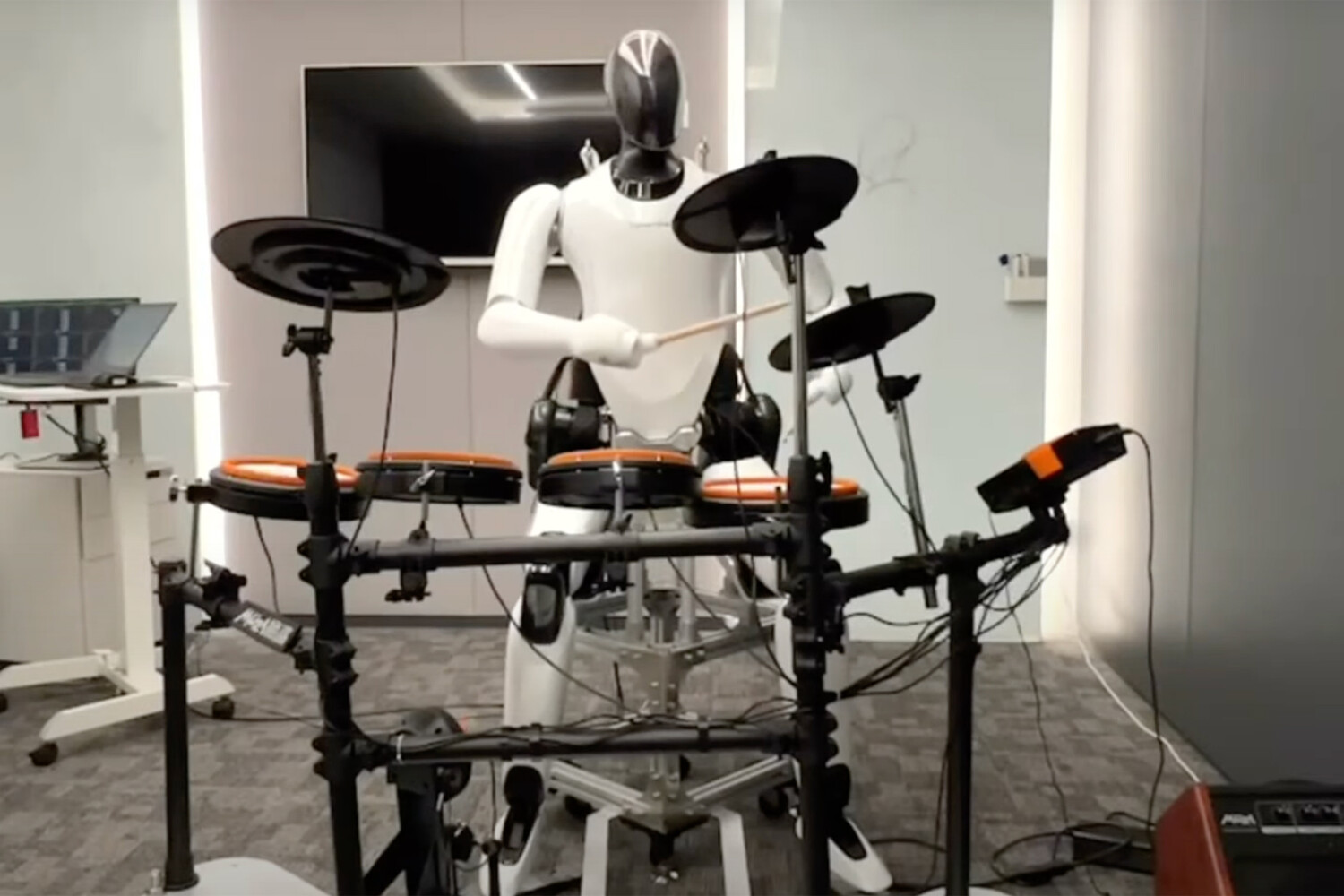 Xiaomi enseña a su robot humanoide CyberOne a tocar la batería (vídeo)