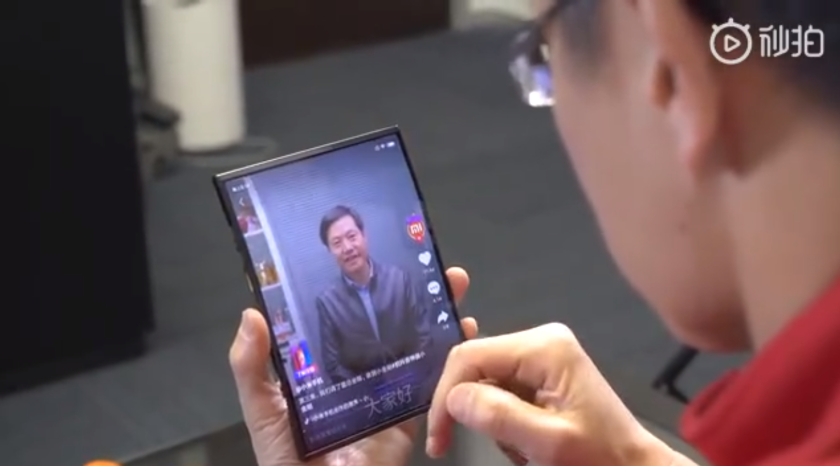 Президент Xiaomi показал первый складной смартфон компании