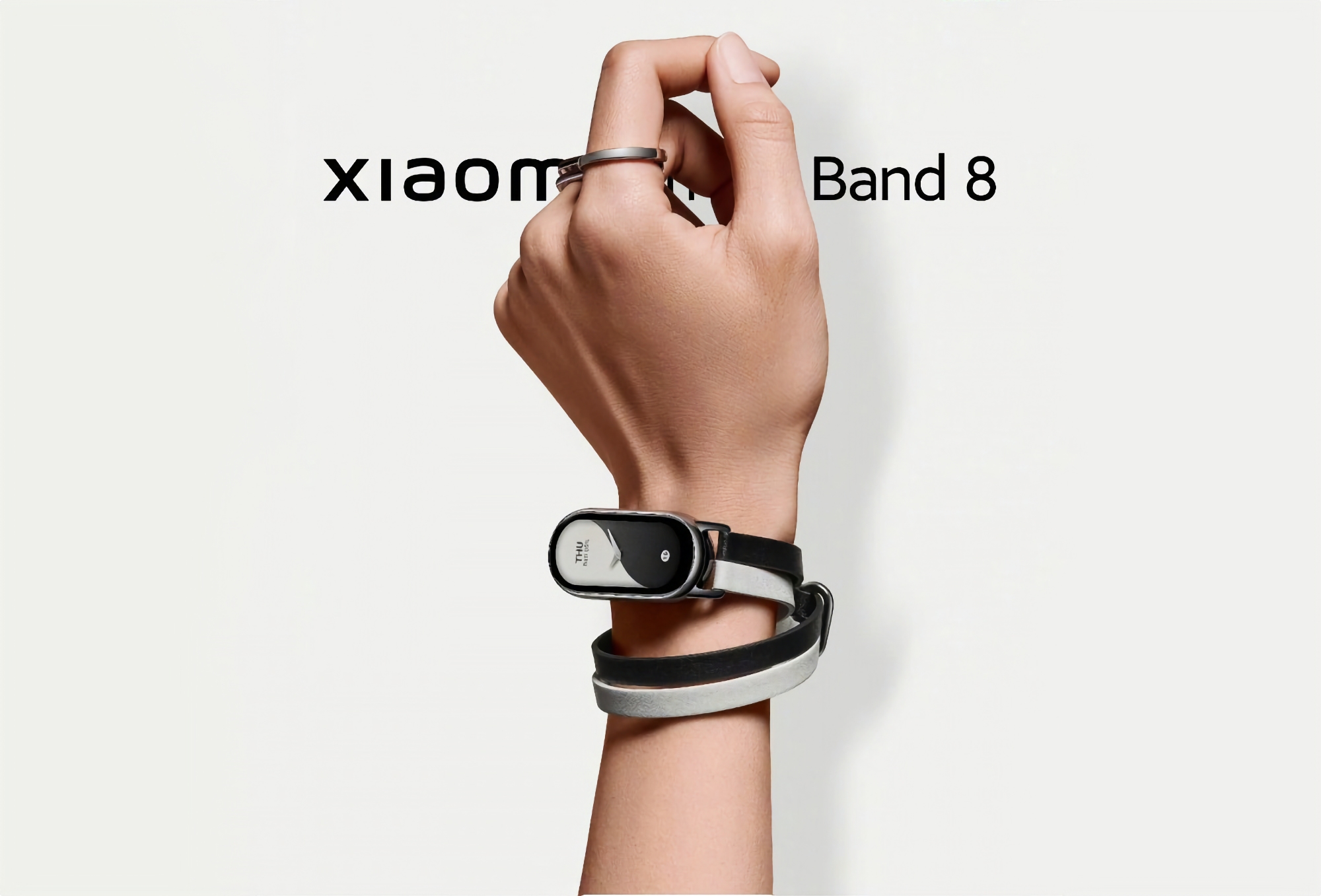 Non solo sul braccio: Xiaomi mostra come può essere indossato lo Xiaomi Smart Band 8