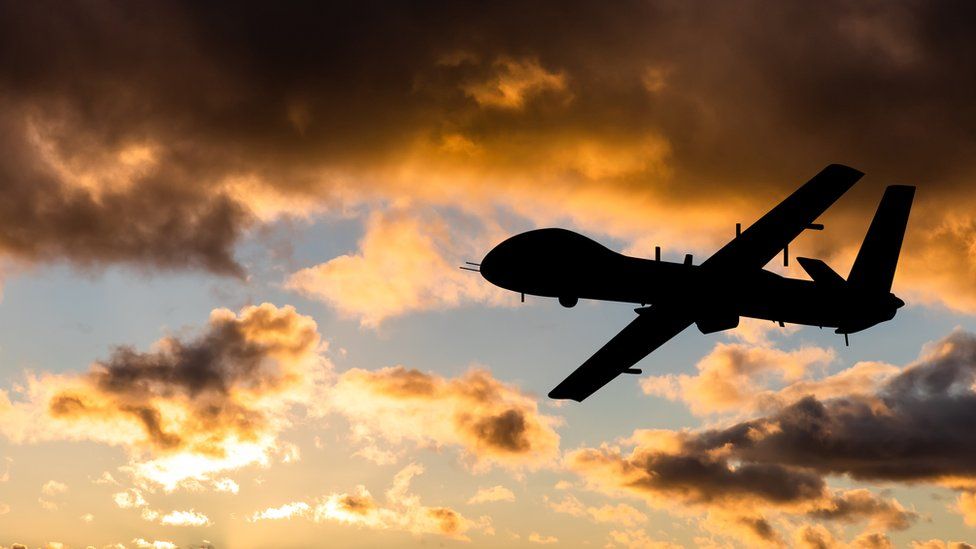 L'armée de l'air américaine a démenti qu'un drone contrôlé par l'intelligence artificielle ait attaqué un opérateur lors d'une simulation informatique de suppression des défenses aériennes ennemies.