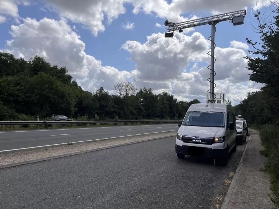 Britischer Polizeiwagen mit künstlicher Intelligenz erkennt Fahrer, die Mobiltelefone benutzen