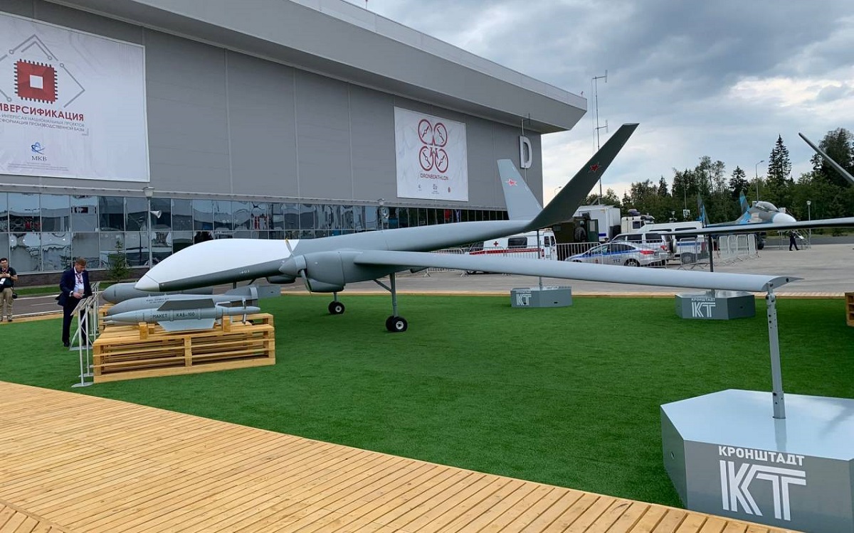 Rosyjski dron Sirius wykonuje swój dziewiczy lot - dron ma prędkość przelotową 180 km/h i może przenosić bomby o wadze 500 kg.