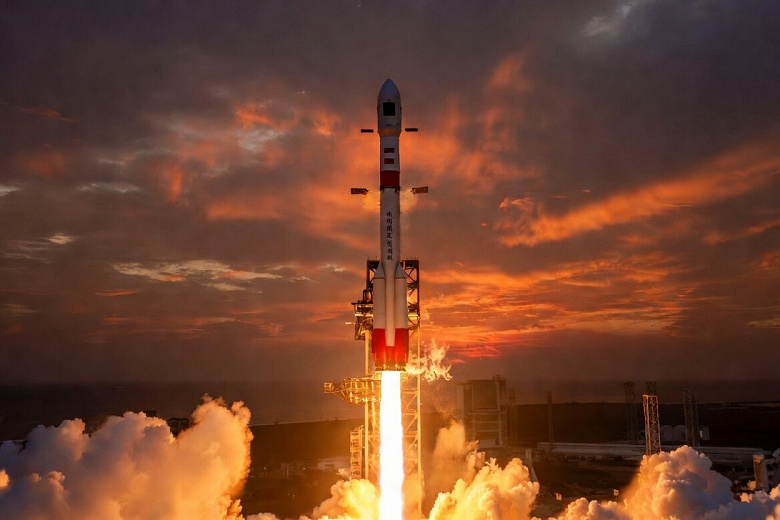 Ракета Long March на стартовой площадке