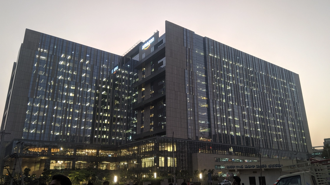 Amazon увольняет сотни сотрудников в Европе: под ударом программисты