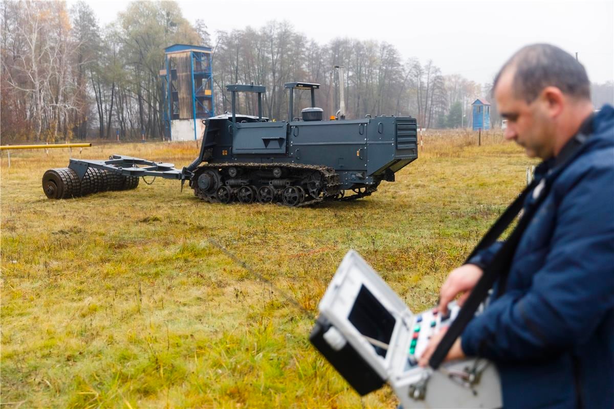 I costruttori di Kharkiv hanno creato una macchina per preparare il terreno per lo sminamento, costa 5,6 milioni di dollari ed è già stata consegnata ai genieri