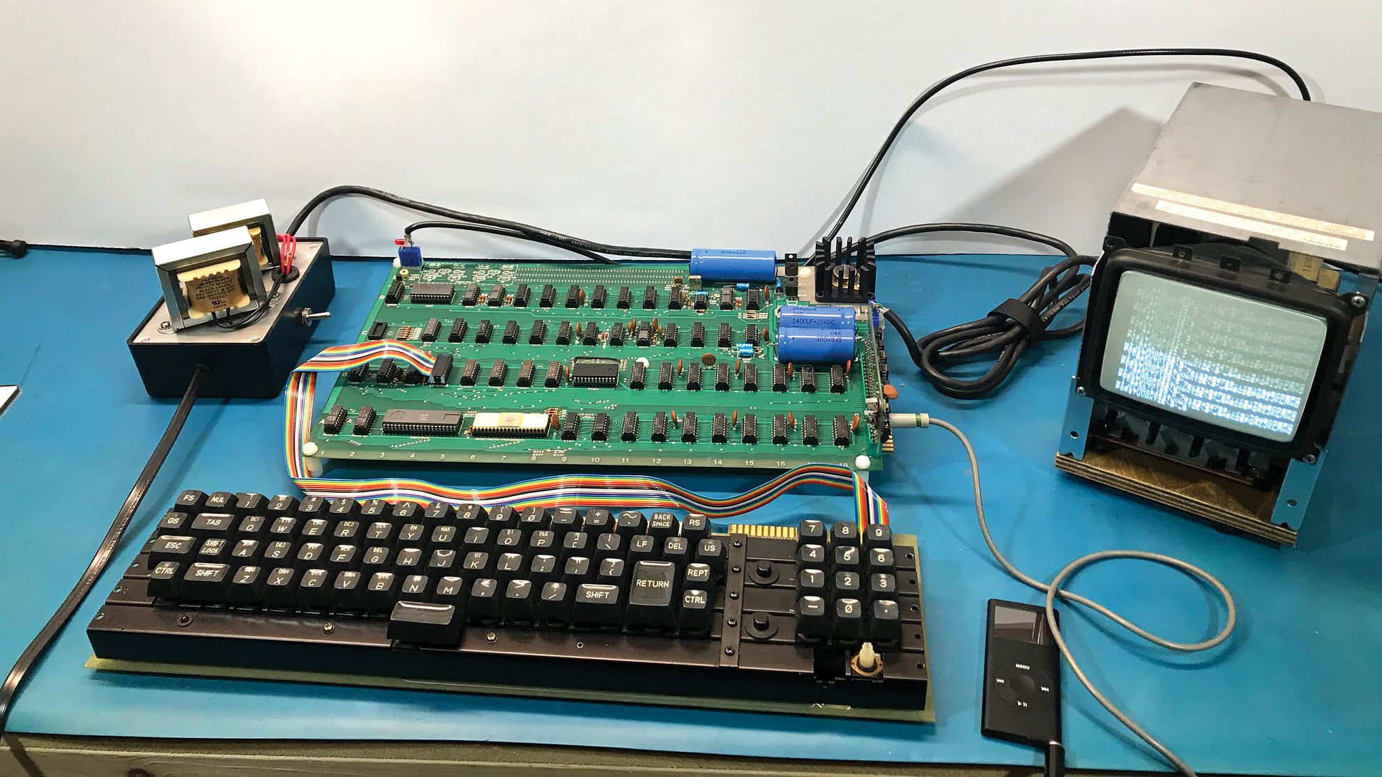 Apple-1-Computer von 1976, signiert von Steve Jobs, versteigert für fast 0,5 Millionen Dollar